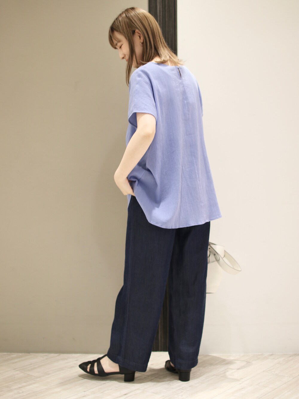 ブルー系のシャツ/ブラウス、ホワイト系のトートバッグ、ブルー系のその他パンツを着用したレディースの夏コーディネートの4枚目の写真