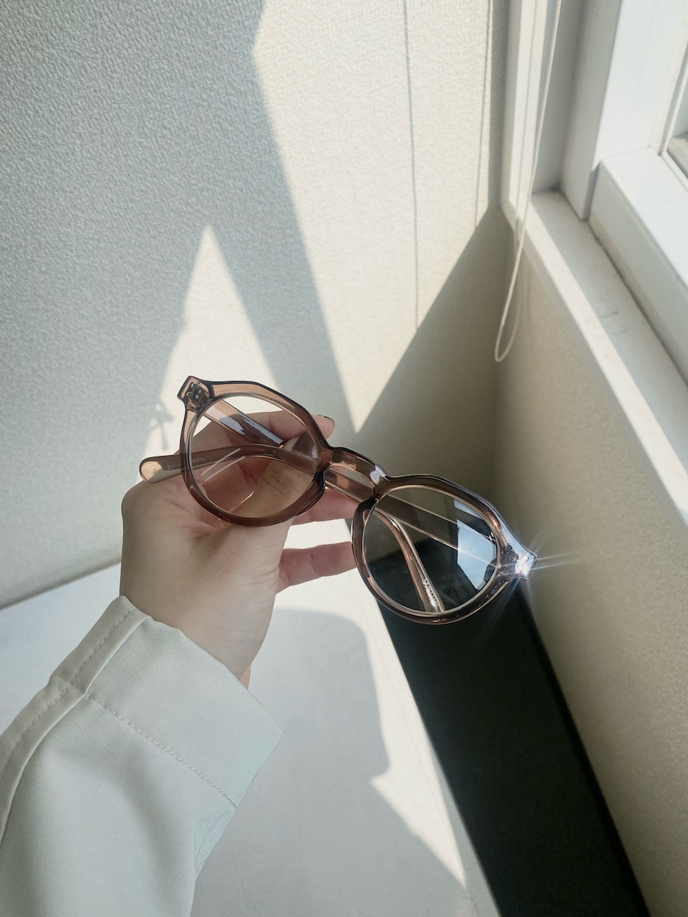 ブルー系のシャツ/ブラウス、ブラック系のローファー、ベージュ系のトレンチコートを着用したレディースの冬コーディネートの6枚目の写真