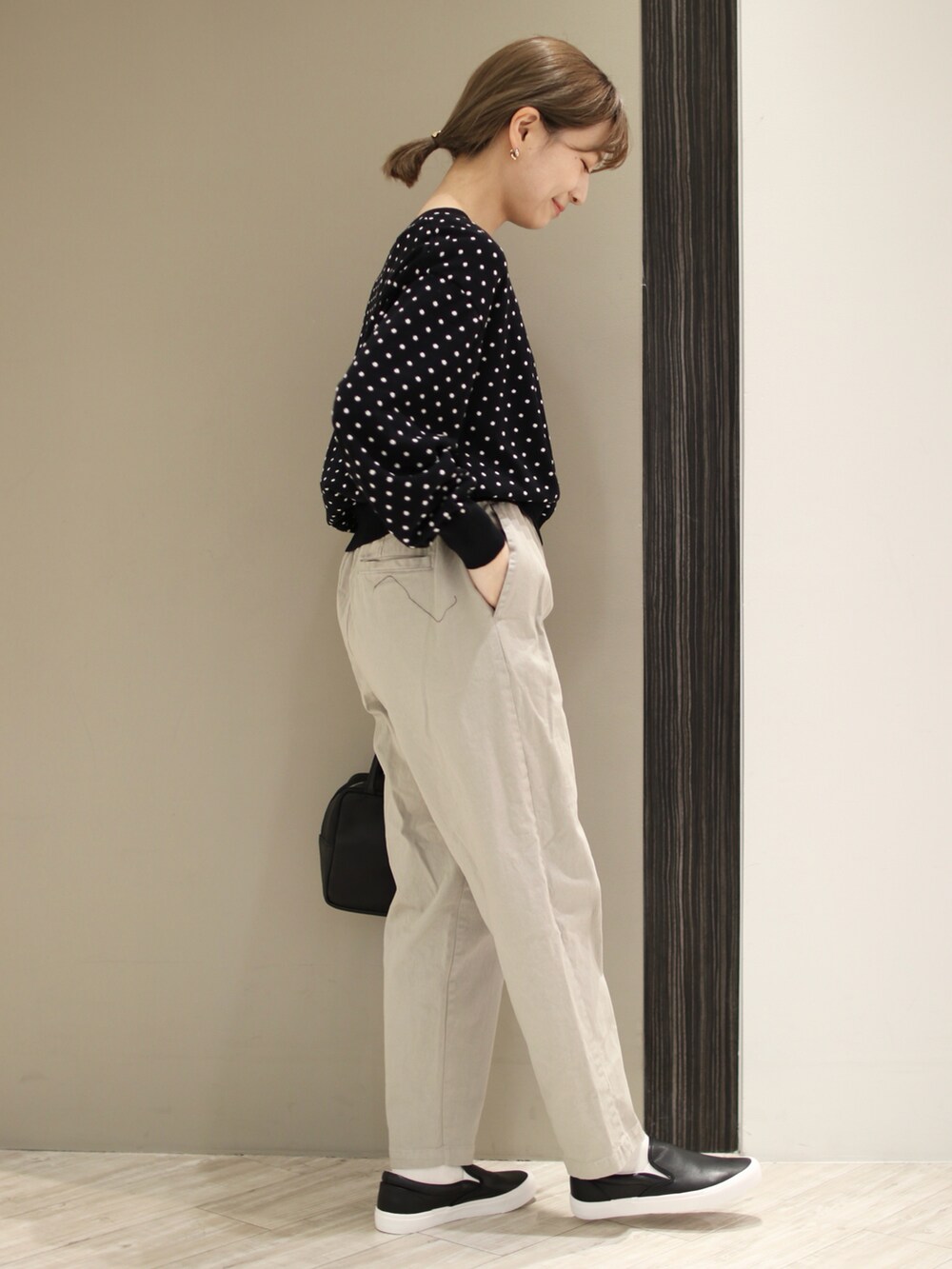 ベージュ系のその他パンツ、ブラック系のカーディガン/ボレロ、ブラック系のトートバッグを着用したレディースの冬コーディネートの3枚目の写真