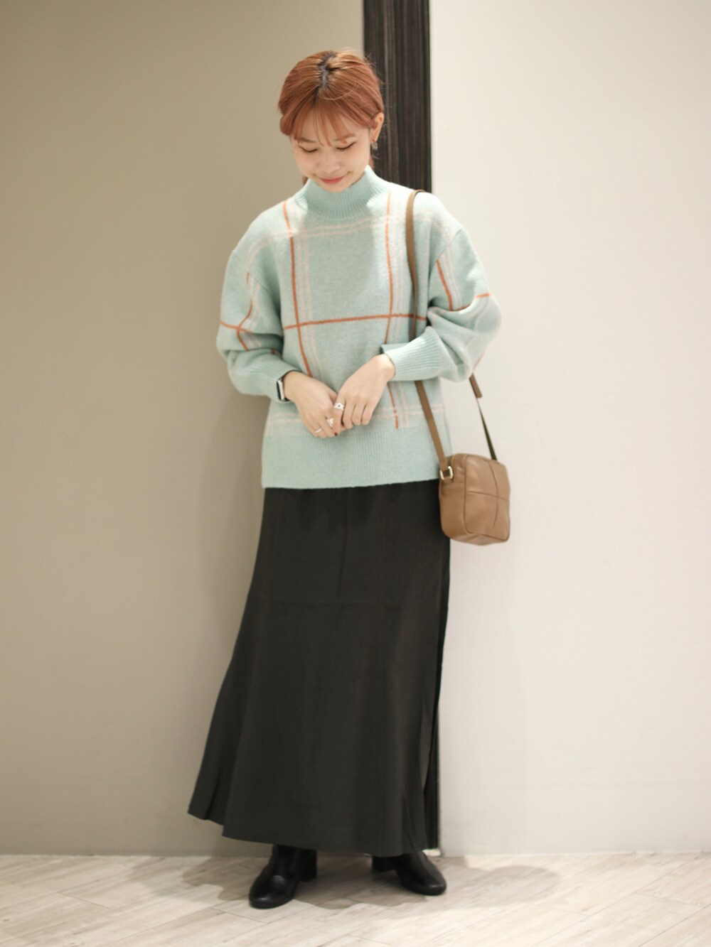 ブルー系のニット/セーター、イエロー系のショルダーバッグ、グレー系のスカートを着用したレディースの秋コーディネートの2枚目の写真