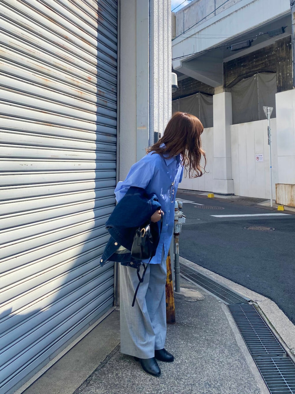 グレー系のその他パンツ、ブルー系のシャツ/ブラウス、ブラック系のショルダーバッグを着用したレディースの春コーディネートの5枚目の写真