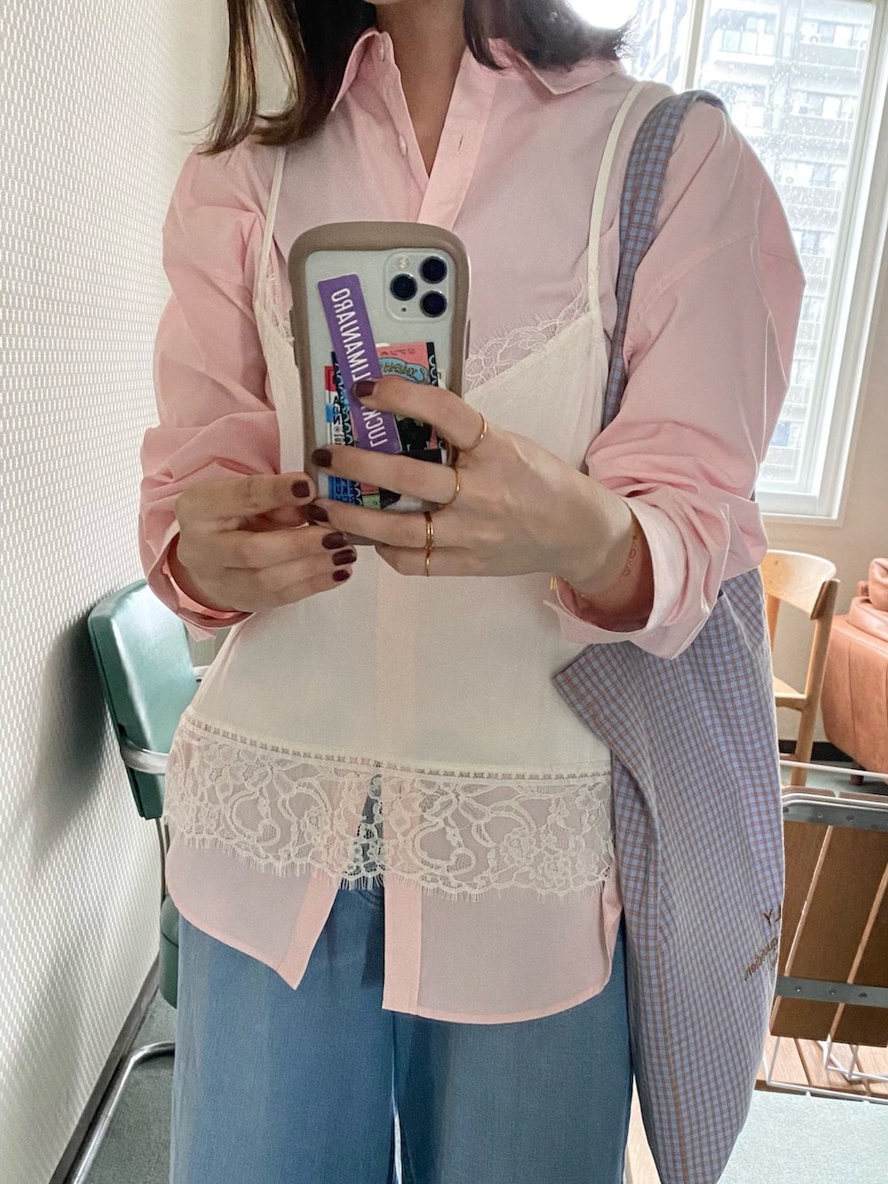 ホワイト系のパンプス、ホワイト系のキャミソール、ピンク系のシャツ/ブラウスを着用したレディースの春コーディネートの5枚目の写真