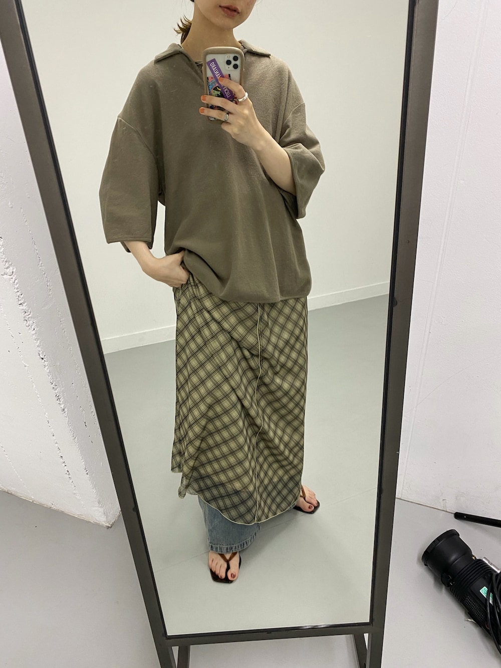 ベージュ系のワンピース、ブラウン系のサンダル、グリーン系のTシャツ/カットソーを着用したレディースの夏コーディネートの7枚目の写真