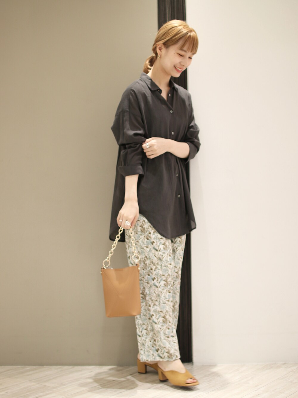 イエロー系のサンダル、ホワイト系のその他パンツ、イエロー系のショルダーバッグを着用したレディースの夏コーディネートの2枚目の写真