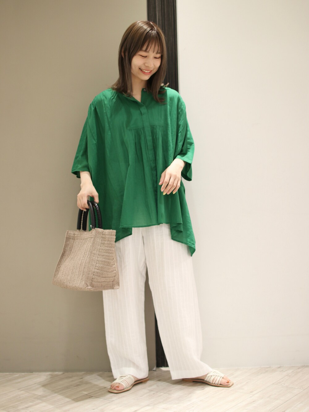 ベージュ系のトートバッグ、グリーン系のシャツ/ブラウス、ホワイト系のその他パンツを着用したレディースの夏コーディネートの4枚目の写真