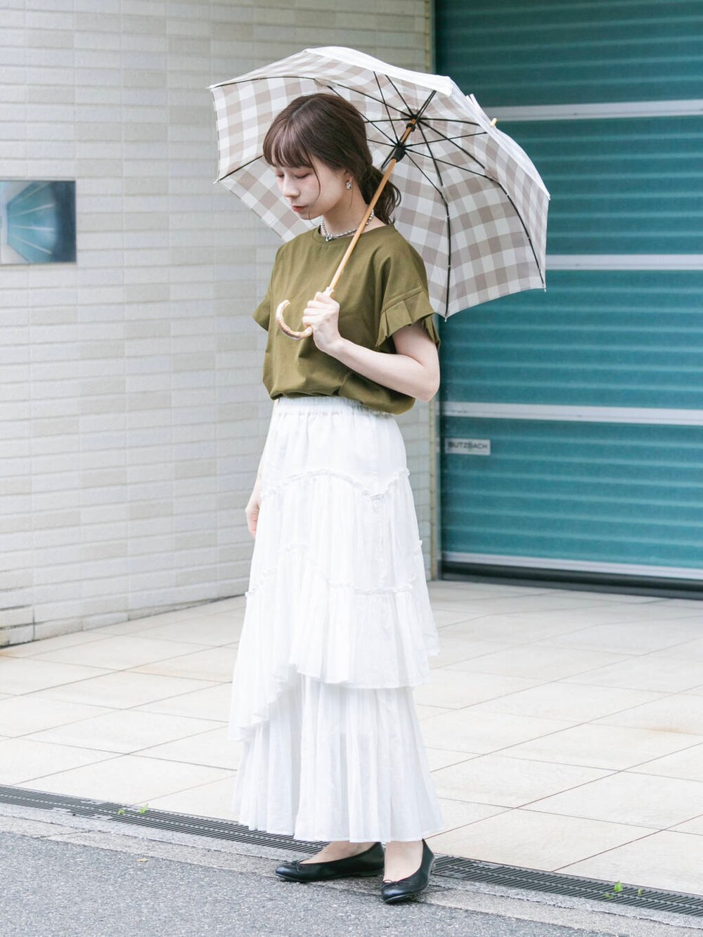 グリーン系のTシャツ/カットソー、ホワイト系のスカート、シルバー系のネックレスを着用したレディースの春コーディネートの2枚目の写真