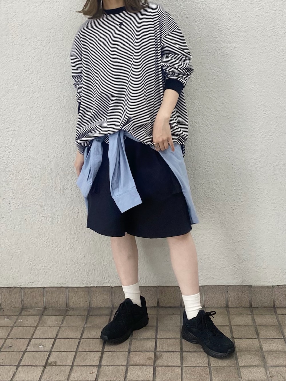 ブラック系のTシャツ/カットソー、ブルー系のシャツ/ブラウス、ブラック系のその他パンツを着用したレディースの秋コーディネートの4枚目の写真