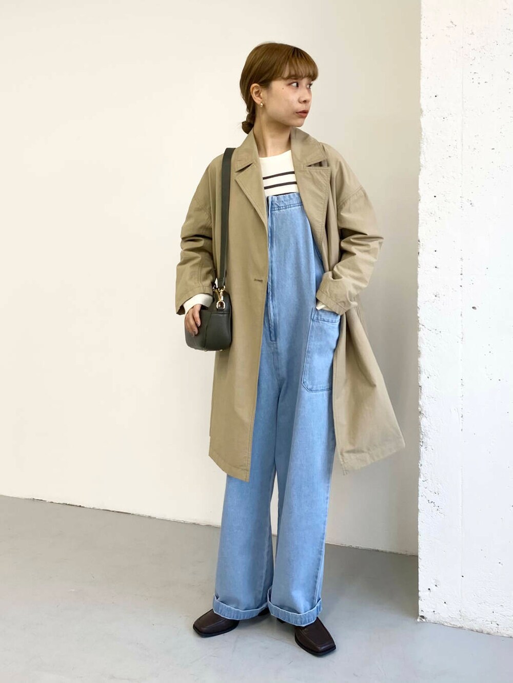 グリーン系のショルダーバッグ、ブラック系のブーツ、その他のニット/セーターを着用したレディースの冬コーディネートの3枚目の写真