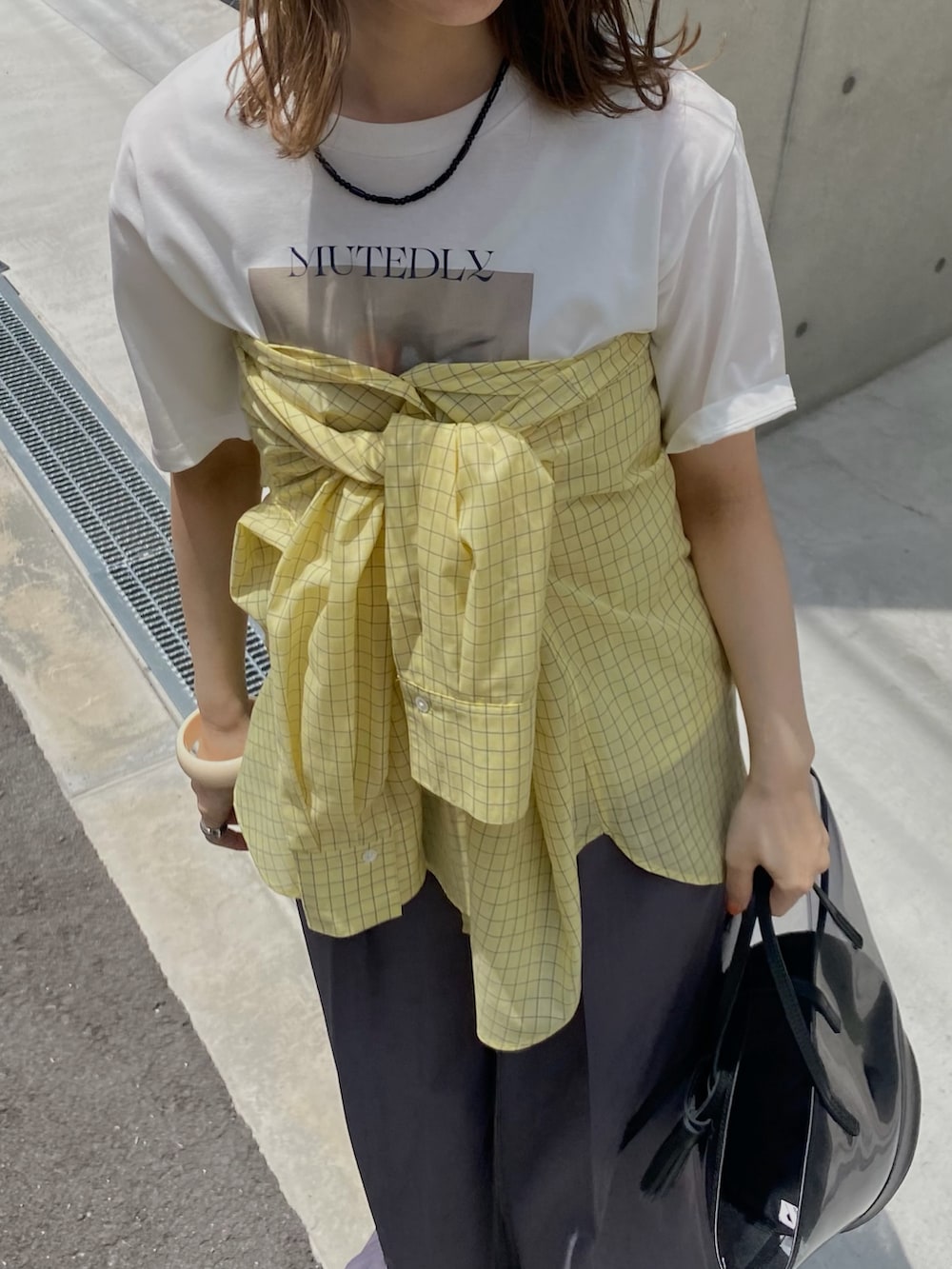 イエロー系のシャツ/ブラウス、ブラック系のかごバッグ、グレー系のその他パンツを着用したレディースの夏コーディネートの3枚目の写真