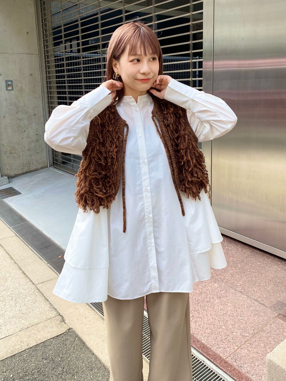 ベージュ系のその他パンツ、ブラック系のブーツ、ホワイト系のワンピースを着用したレディースの秋コーディネートの5枚目の写真