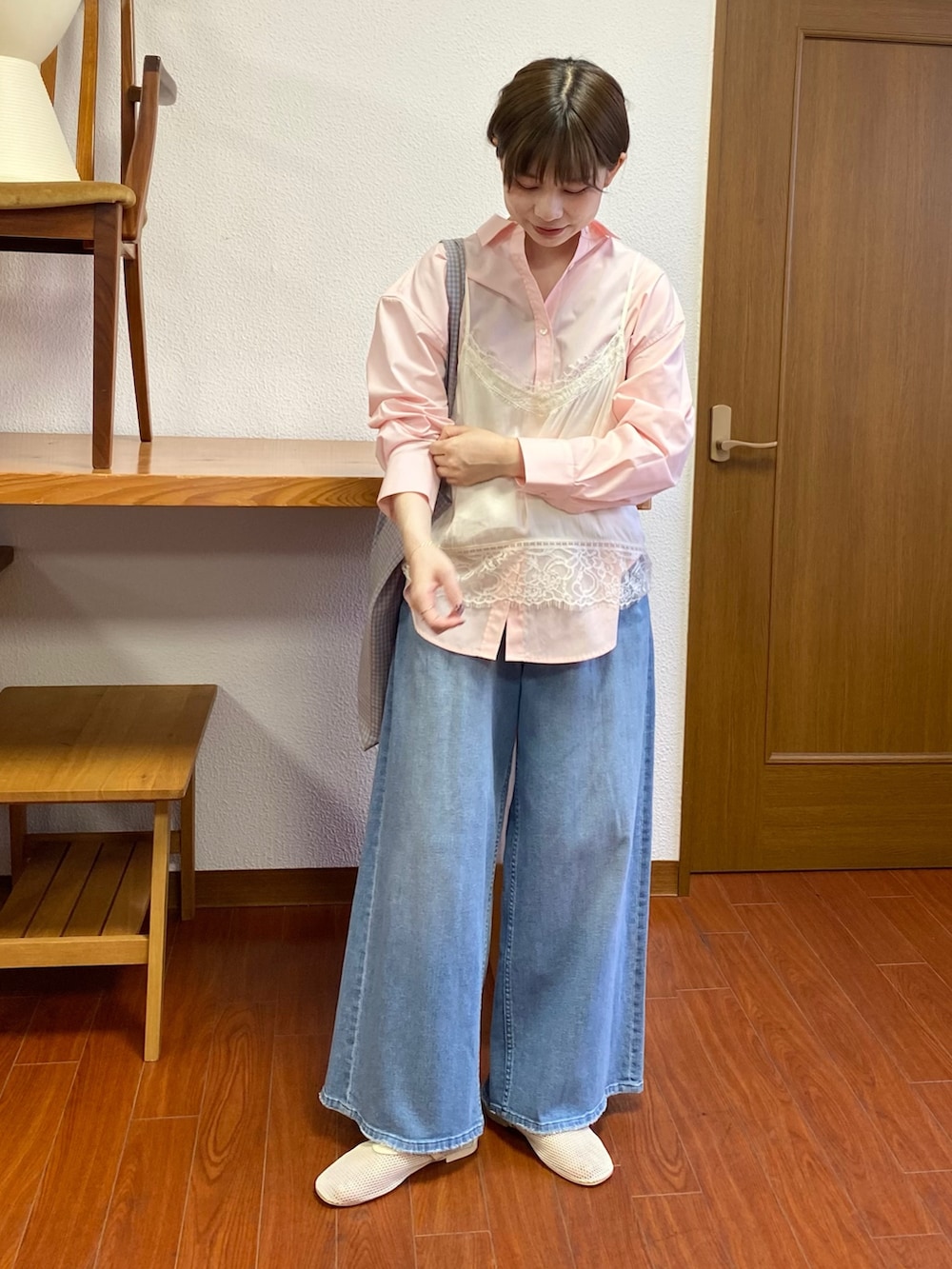 ホワイト系のパンプス、ホワイト系のキャミソール、ピンク系のシャツ/ブラウスを着用したレディースの春コーディネートの2枚目の写真