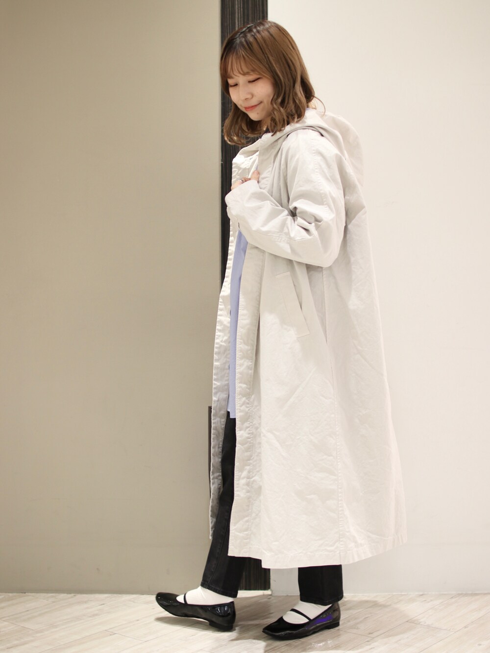 ブルー系のシャツ/ブラウス、ホワイト系のその他アウター、ブラック系のデニムパンツを着用したレディースの冬コーディネートの2枚目の写真