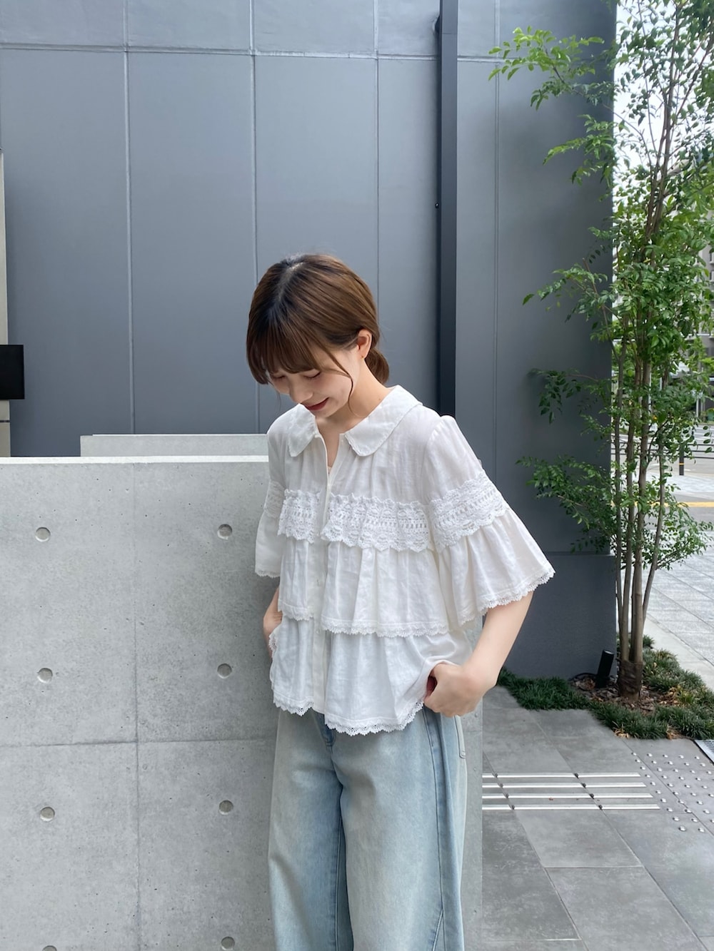 ブルー系のデニムパンツ、ホワイト系のシャツ/ブラウスを着用したレディースの夏コーディネートの3枚目の写真