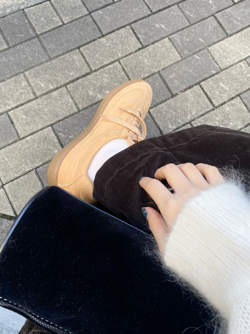 グレー系のその他パンツ、ホワイト系のニット/セーター、ベージュ系のスニーカーを着用したレディースの秋コーディネートの5枚目の写真