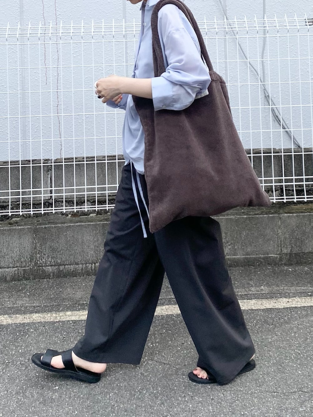 グレー系のその他パンツ、ブルー系のシャツ/ブラウス、ブラウン系のトートバッグを着用したレディースの夏コーディネートの4枚目の写真