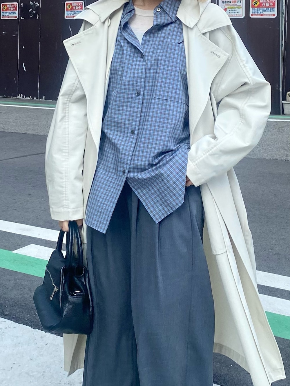 ブルー系のシャツ/ブラウス、ブラック系のローファー、ベージュ系のトレンチコートを着用したレディースの冬コーディネートの3枚目の写真