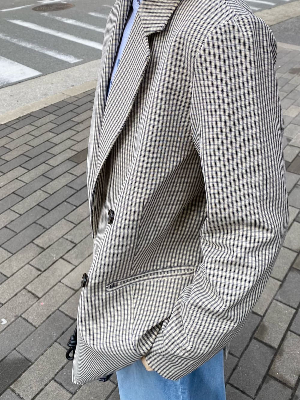 グレー系のTシャツ/カットソー、ベージュ系のテーラードジャケット、ブラック系のその他シューズを着用したレディースの冬コーディネートの5枚目の写真