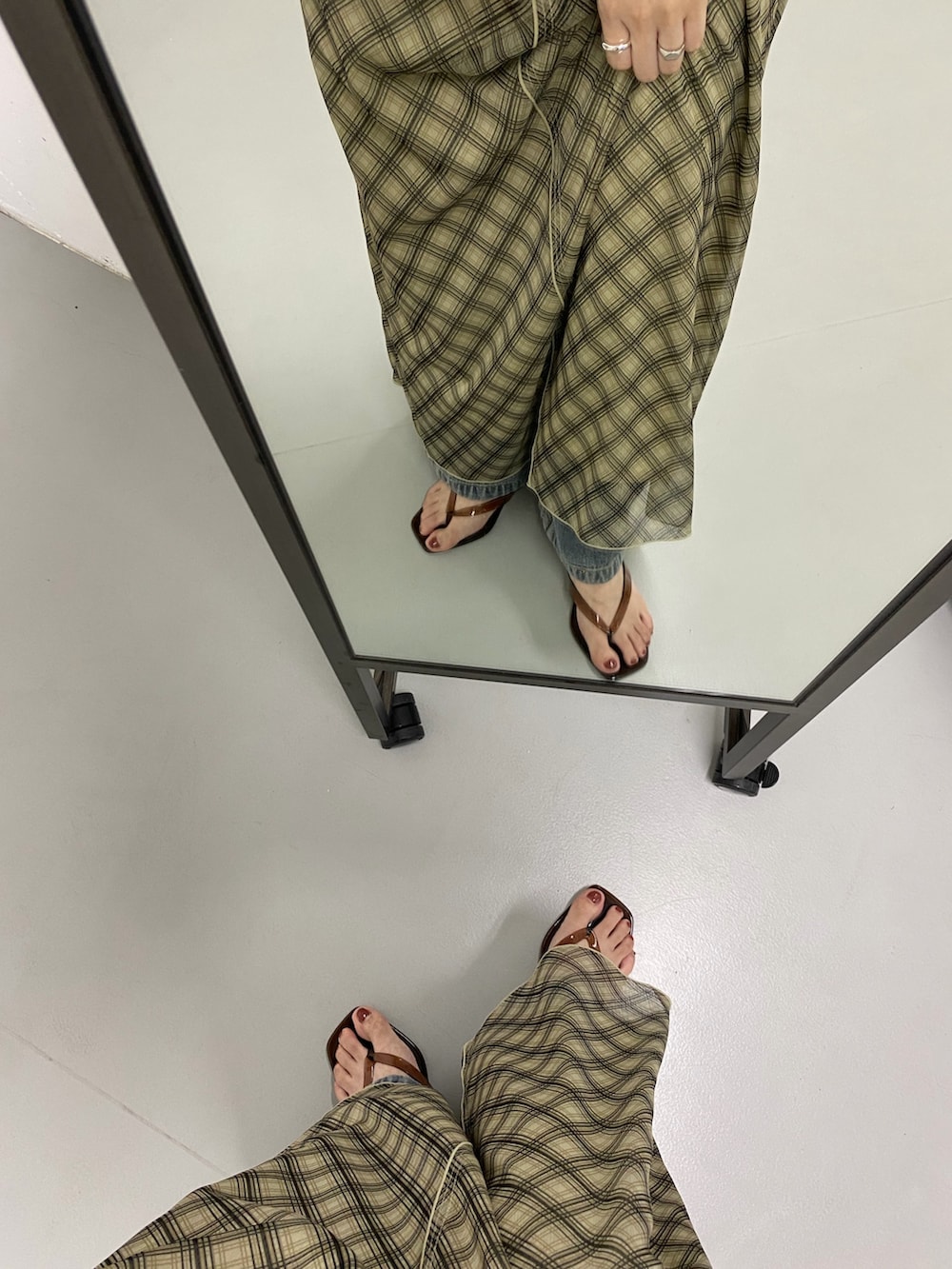 ベージュ系のワンピース、ブラウン系のサンダル、グリーン系のTシャツ/カットソーを着用したレディースの夏コーディネートの6枚目の写真