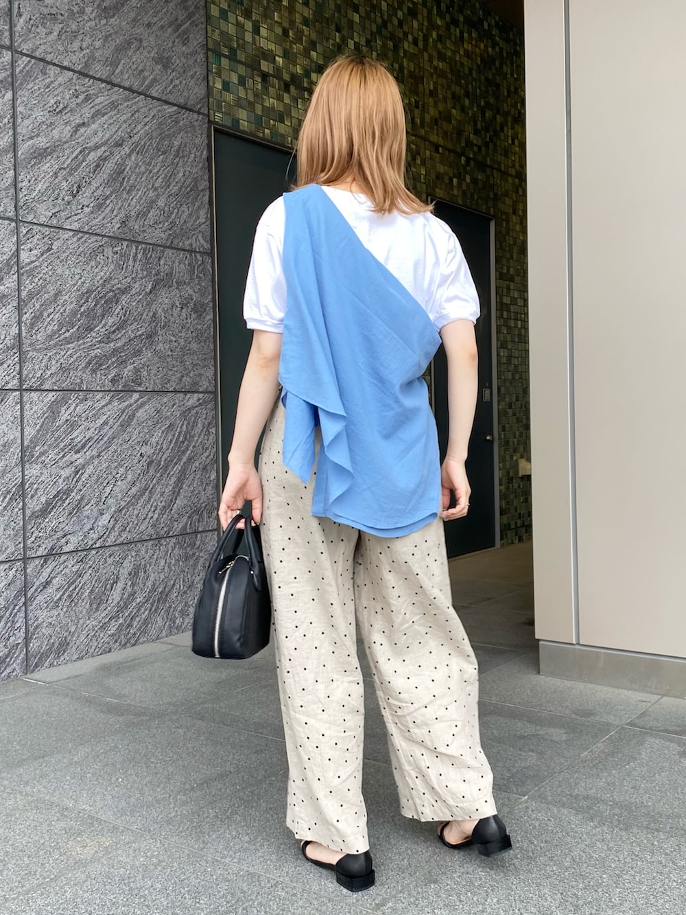 ブラック系のサンダル、ブラック系のボストンバッグ、ベージュ系のその他パンツを着用したレディースの夏コーディネートの5枚目の写真