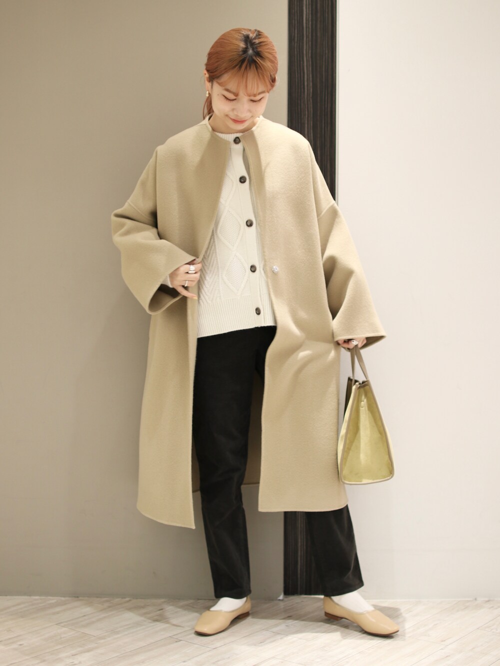 ホワイト系のカーディガン/ボレロ、グレー系のその他パンツ、ベージュ系のその他アウターを着用したレディースの冬コーディネートの2枚目の写真