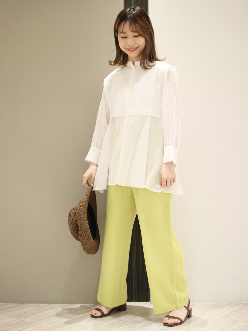 イエロー系のその他パンツ、ホワイト系のシャツ/ブラウス、ブラウン系のサンダルを着用したレディースの春コーディネートの4枚目の写真