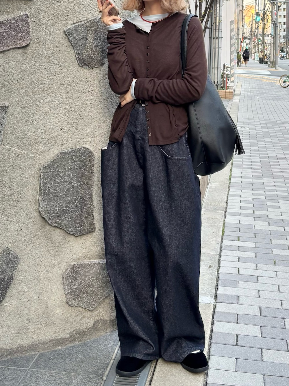 ブラック系のその他シューズ、ブラウン系のTシャツ/カットソー、ブラック系のトートバッグを着用したレディースの秋コーディネートの5枚目の写真