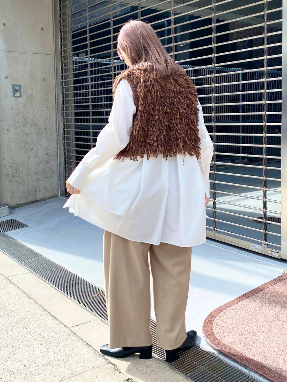 ブラック系のブーツ、ベージュ系のその他パンツ、ブラウン系のベストを着用したレディースの夏コーディネートの7枚目の写真