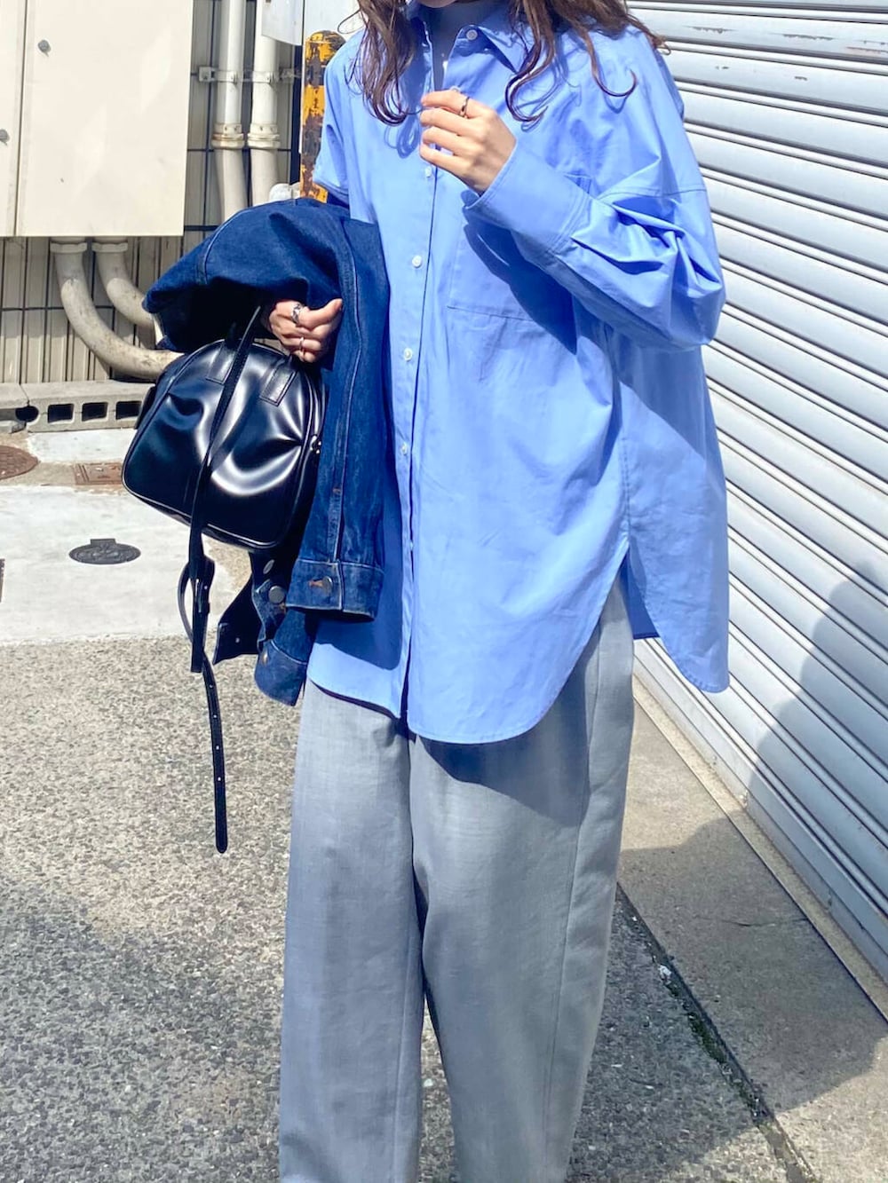 グレー系のその他パンツ、ブルー系のシャツ/ブラウス、ブラック系のショルダーバッグを着用したレディースの春コーディネートの4枚目の写真