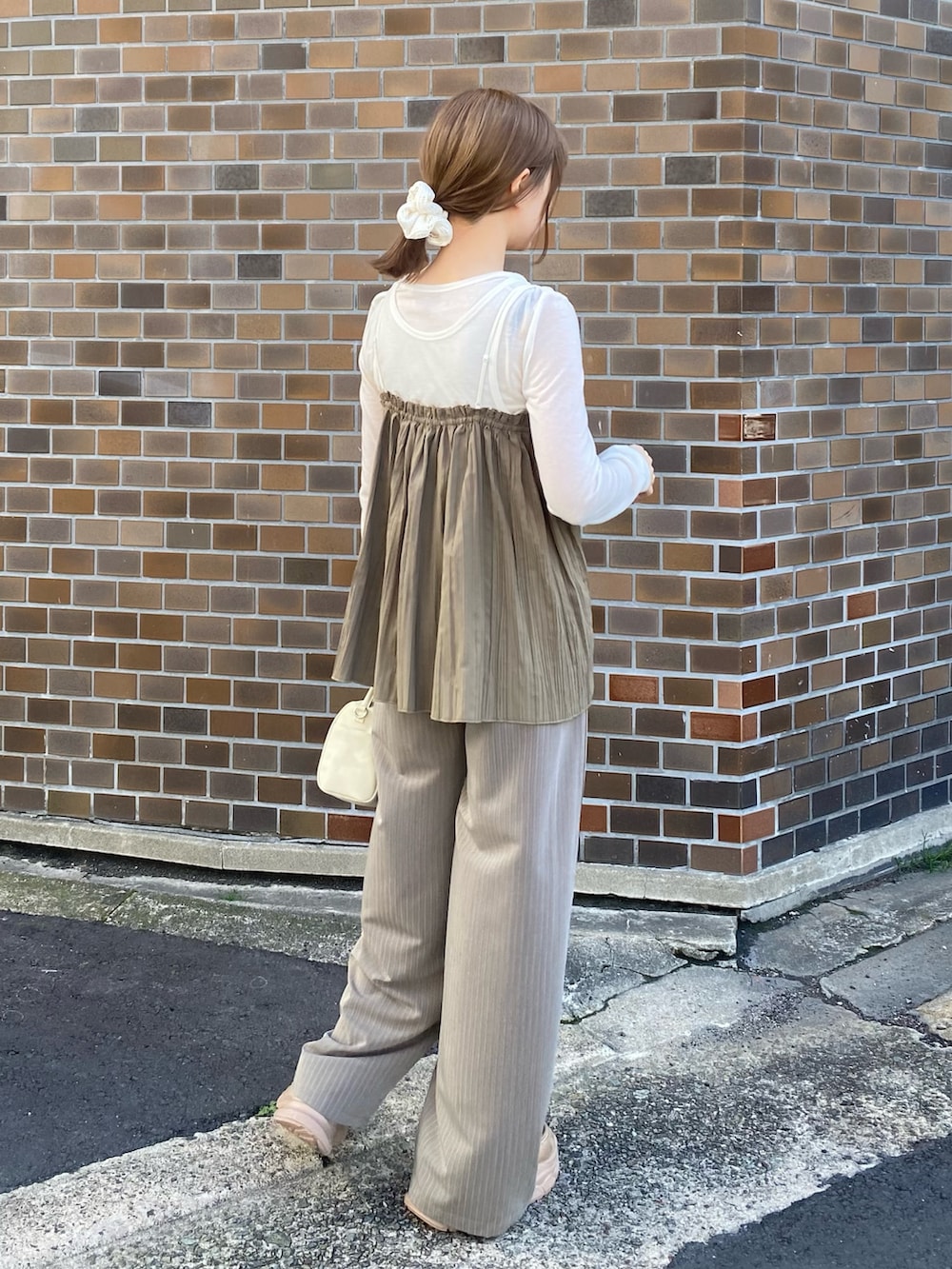 グリーン系のその他トップス、ホワイト系のTシャツ/カットソー、ブラウン系のワンピースを着用したレディースの春コーディネートの2枚目の写真