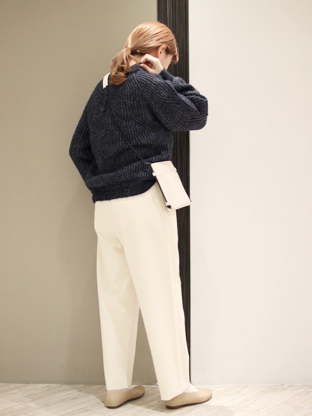 ホワイト系のその他パンツ、ベージュ系のパンプス、ブルー系のニット/セーターを着用したレディースの冬コーディネートの2枚目の写真