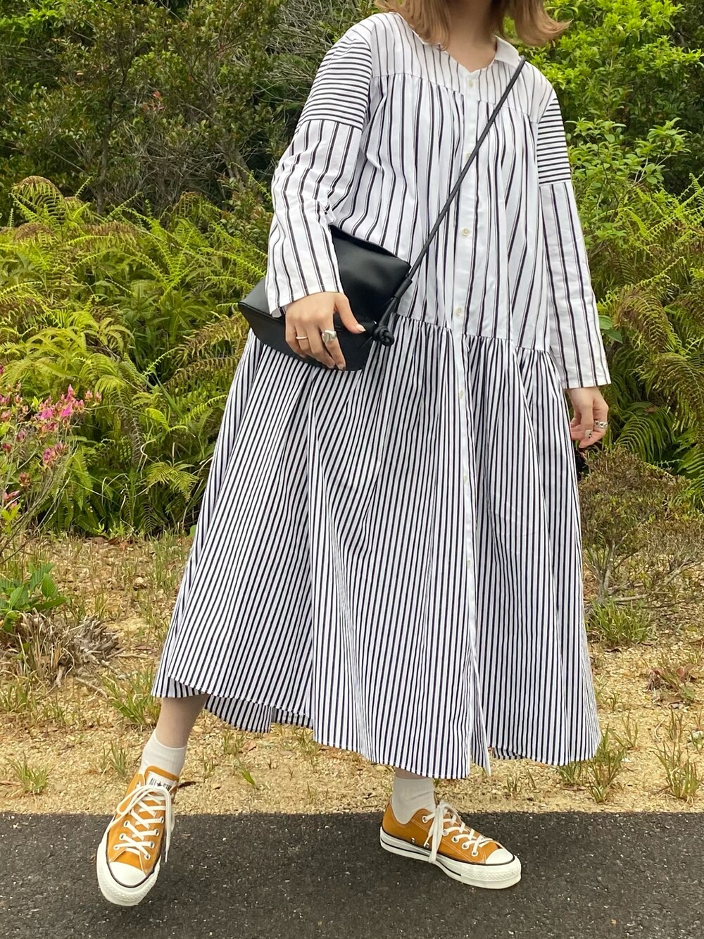 ホワイト系のワンピース/ドレス、ブラック系のショルダーバッグ、イエロー系のスニーカーを着用したレディースの春コーディネートの3枚目の写真