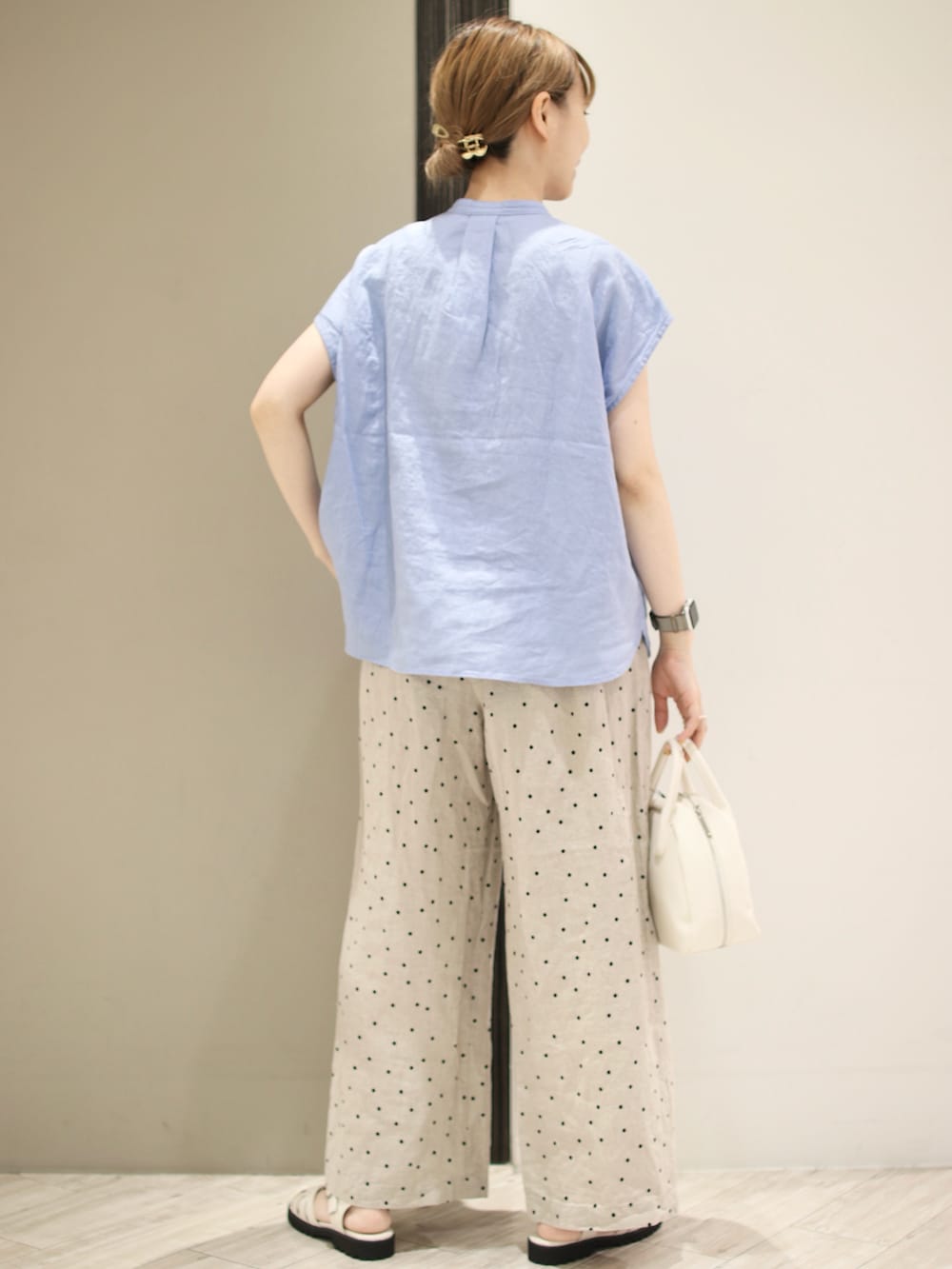 ホワイト系のボストンバッグ、ベージュ系のその他パンツ、ブルー系のシャツ/ブラウスを着用したレディースの夏コーディネートの4枚目の写真