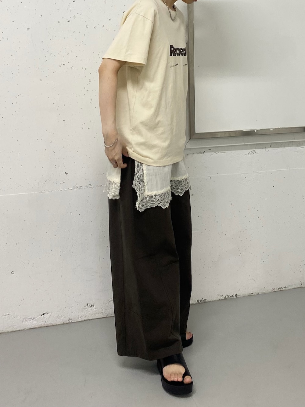 ブラック系のサンダル、ホワイト系のTシャツ/カットソー、ホワイト系のキャミソールを着用したレディースの夏コーディネートの4枚目の写真