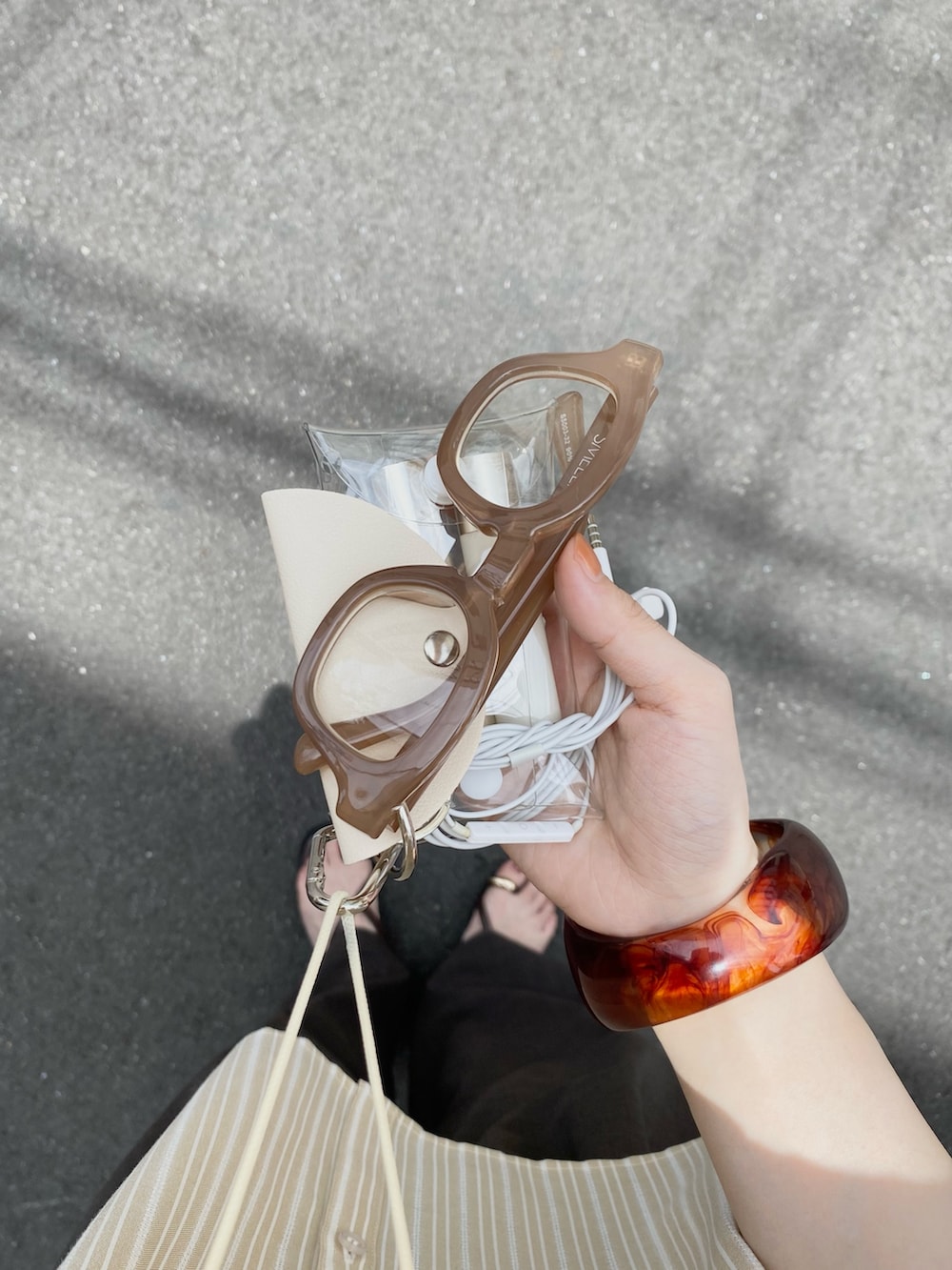 ベージュ系のシャツ/ブラウス、グレー系のその他パンツ、ブラウン系のサンダルを着用したレディースの夏コーディネートの5枚目の写真