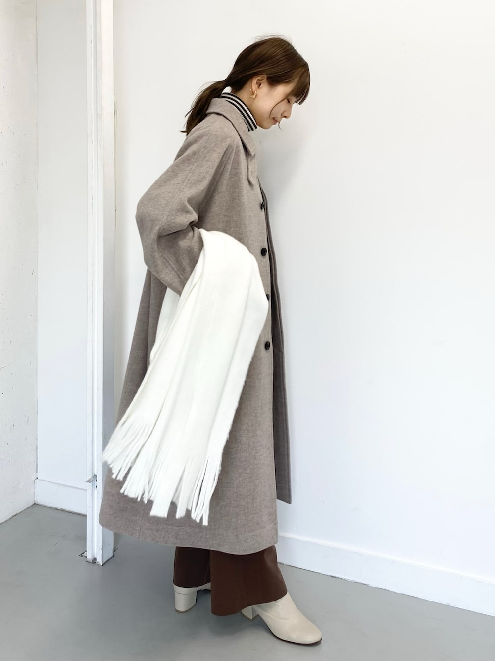 ホワイト系のブーツ、ブラウン系のその他パンツ、その他のニット/セーターを着用したレディースの冬コーディネートの4枚目の写真