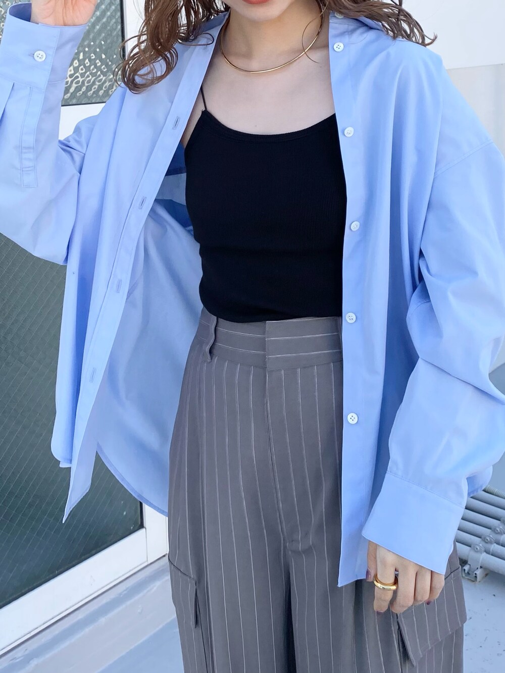 グレー系のその他パンツ、グレー系のスニーカー、ブラック系のキャミソールを着用したレディースの秋コーディネートの4枚目の写真