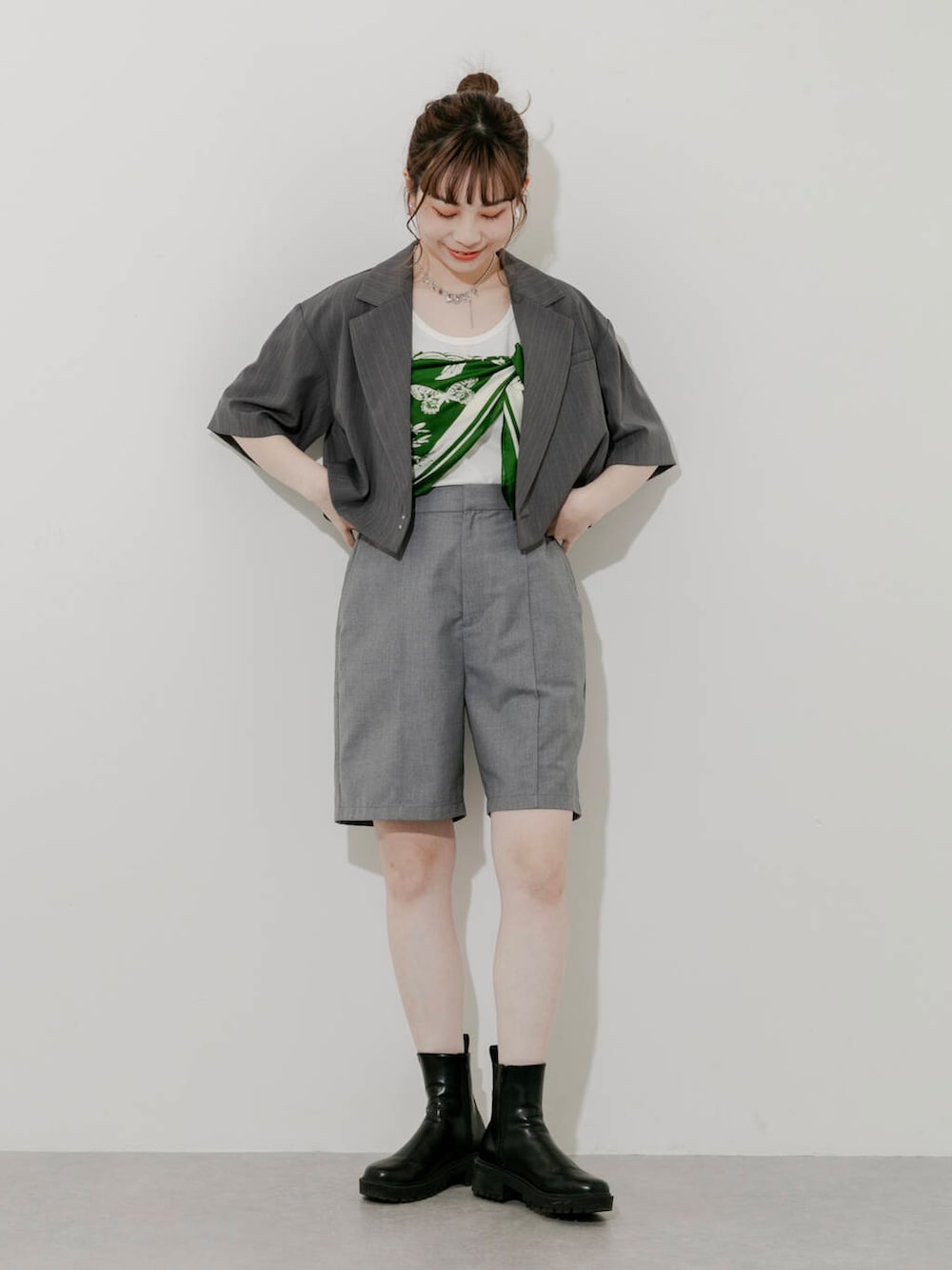 グレー系のその他パンツ、ホワイト系のタンクトップ、グレー系のその他アウターを着用したレディースの夏コーディネートの2枚目の写真