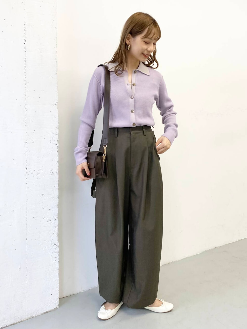 ホワイト系のバレエシューズ、ブラウン系のショルダーバッグ、グリーン系のその他パンツを着用したレディースの秋コーディネートの2枚目の写真