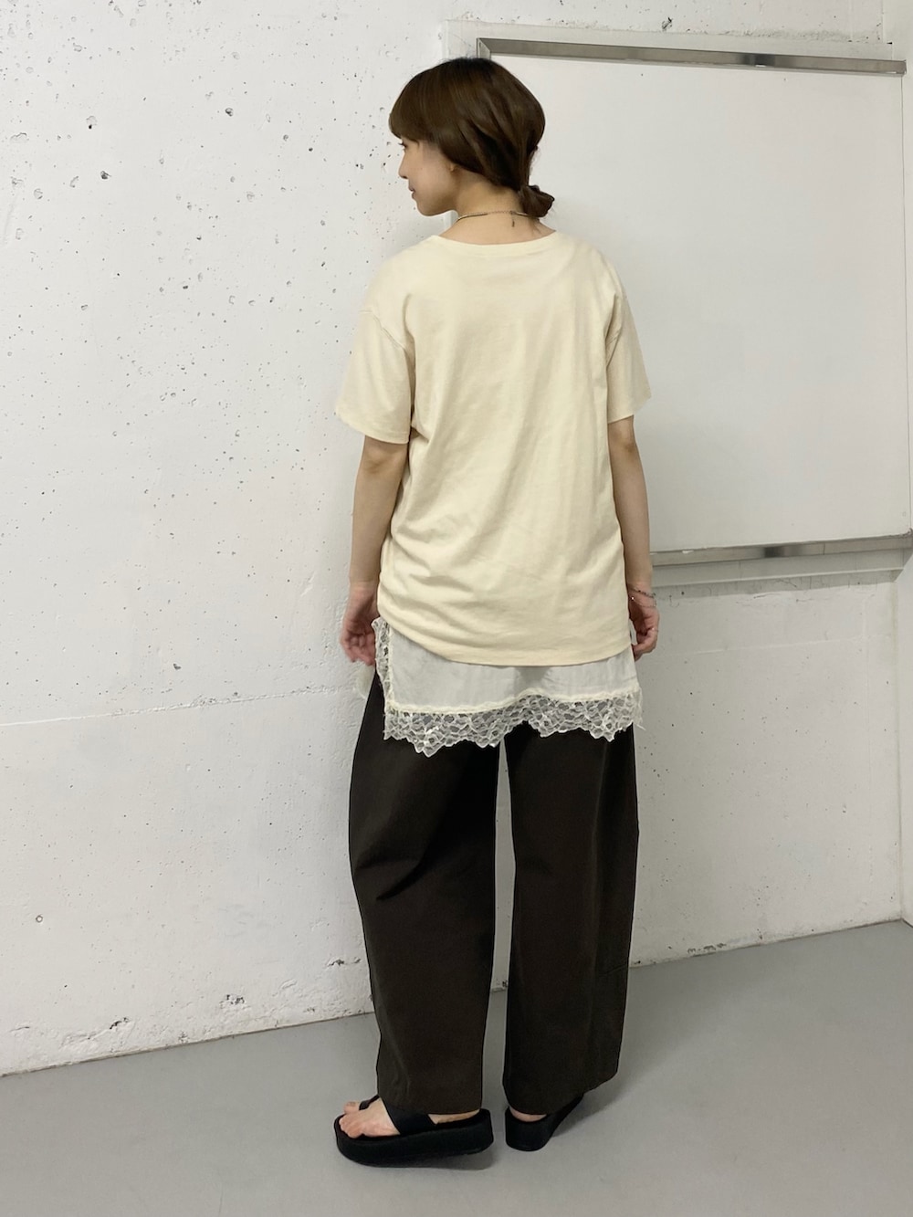 ブラック系のサンダル、ホワイト系のTシャツ/カットソー、ホワイト系のキャミソールを着用したレディースの夏コーディネートの3枚目の写真