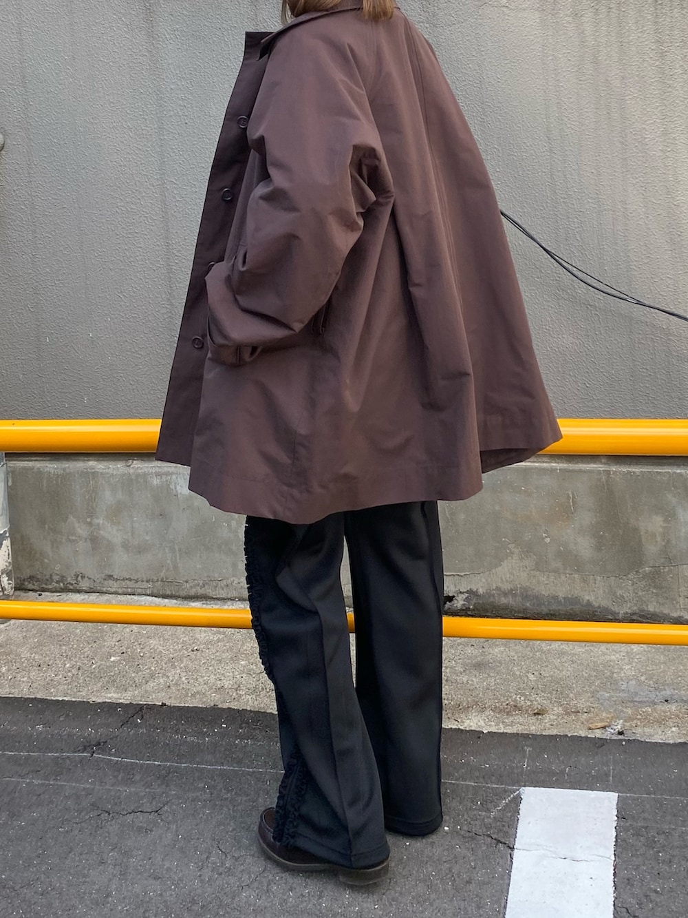 その他のシャツ/ブラウス、ブラウン系のその他アウター、ブラック系のその他パンツを着用したレディースの春コーディネートの4枚目の写真