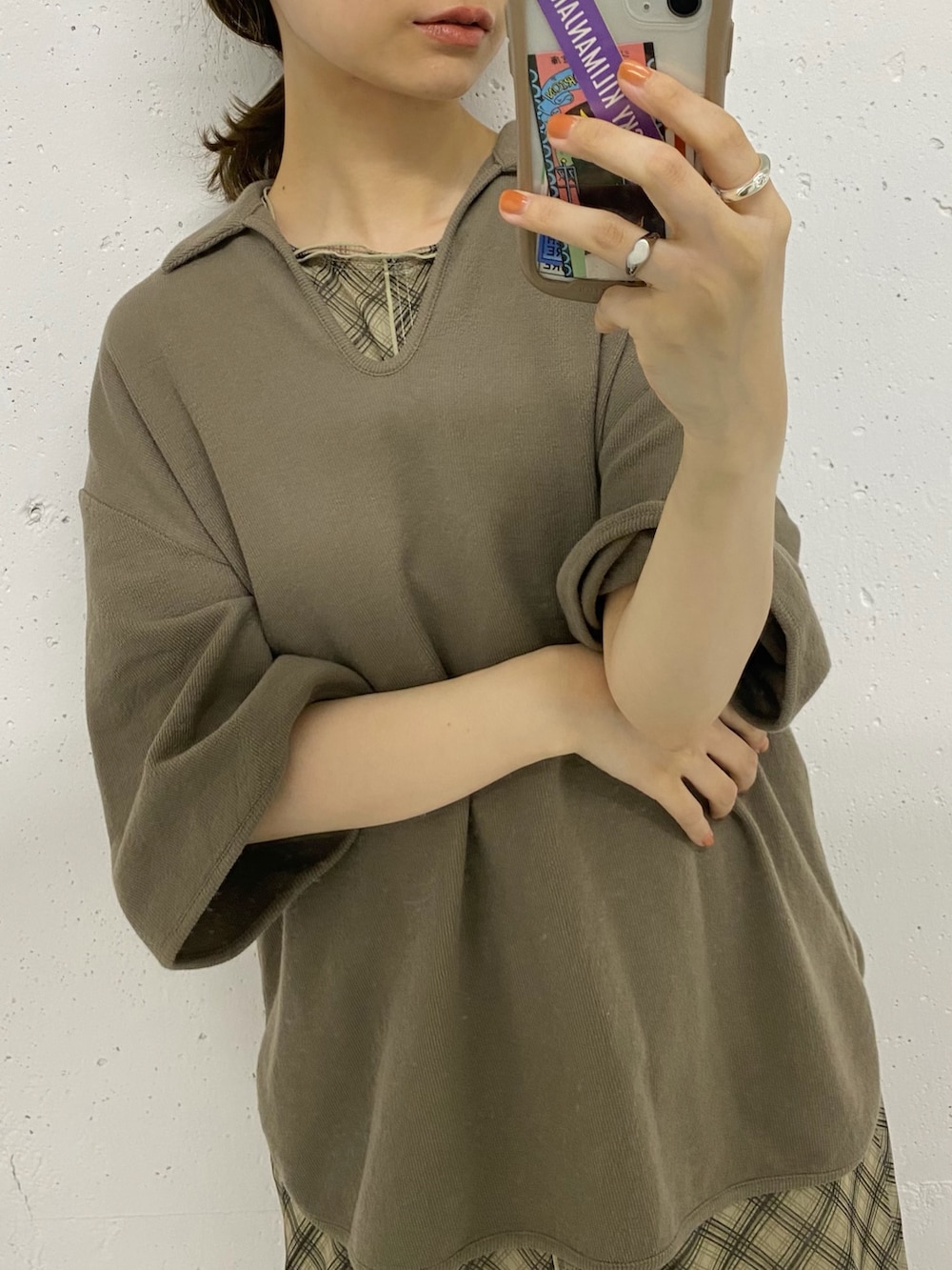 ベージュ系のワンピース、ブラウン系のサンダル、グリーン系のTシャツ/カットソーを着用したレディースの夏コーディネートの5枚目の写真