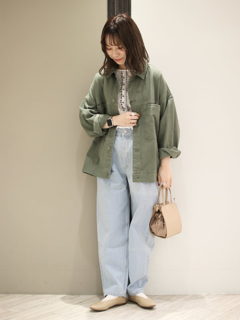 ホワイト系のシャツ/ブラウス、ブルー系のデニムパンツ、ベージュ系のショルダーバッグを着用したレディースの春コーディネートの2枚目の写真