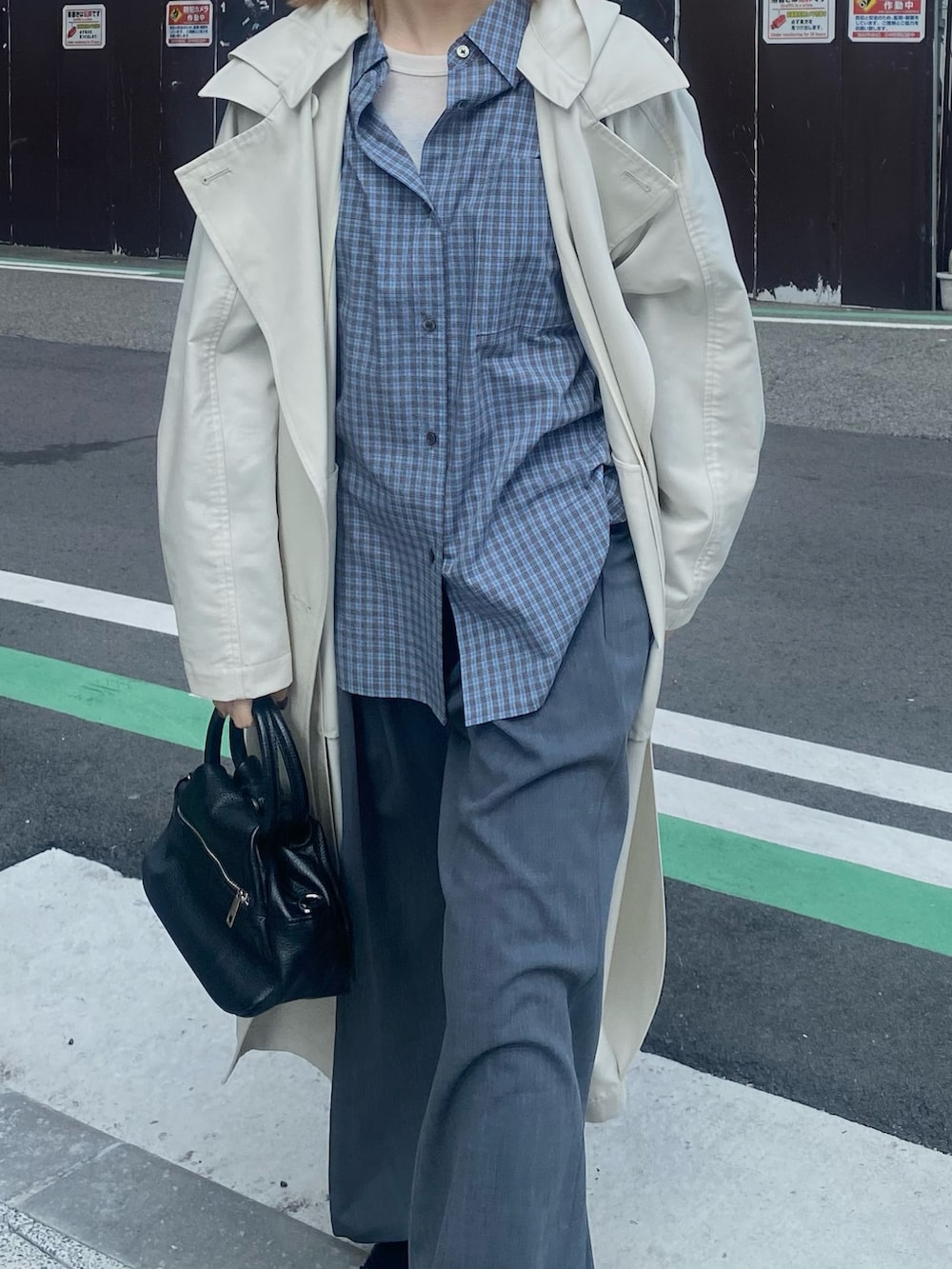 ブルー系のシャツ/ブラウス、ブラック系のローファー、ベージュ系のトレンチコートを着用したレディースの冬コーディネートの4枚目の写真