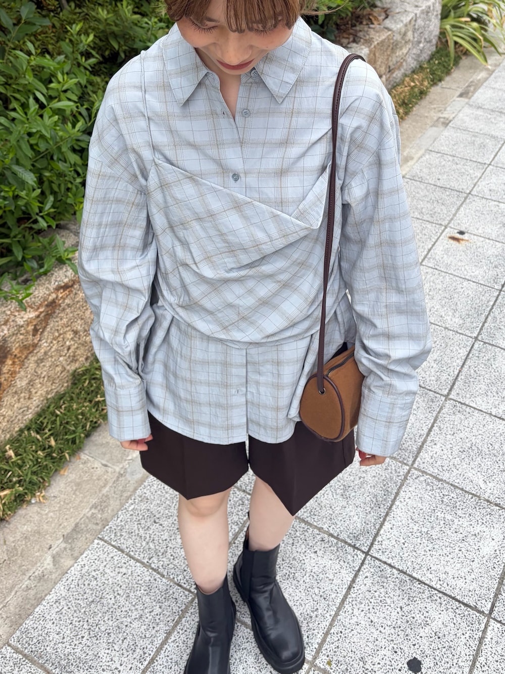 ブルー系のシャツ/ブラウス、ブラウン系のショルダーバッグ、ブラウン系のその他パンツを着用したレディースの秋コーディネートの3枚目の写真