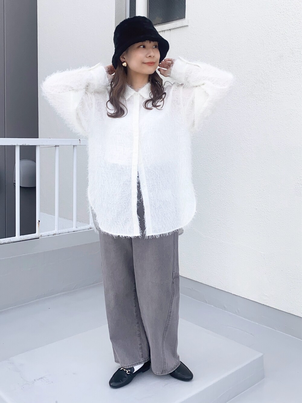 グレー系のデニムパンツ、ホワイト系のシャツ/ブラウス、ブラック系のローファーを着用したレディースの秋コーディネートの2枚目の写真
