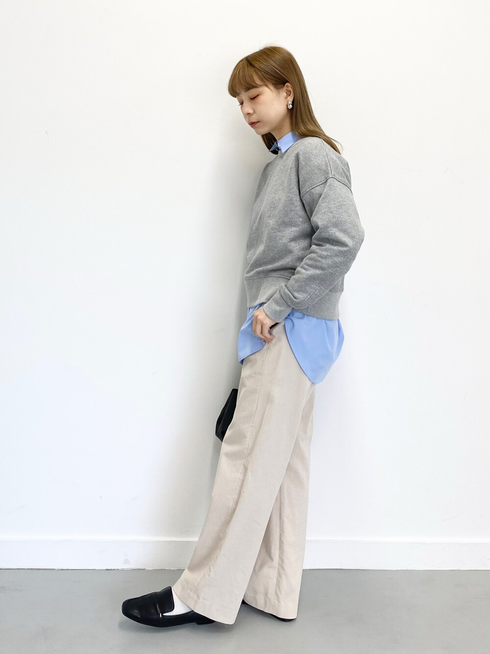 ブラック系のショルダーバッグ、ホワイト系のその他パンツ、ブラック系のローファーを着用したレディースの冬コーディネートの3枚目の写真