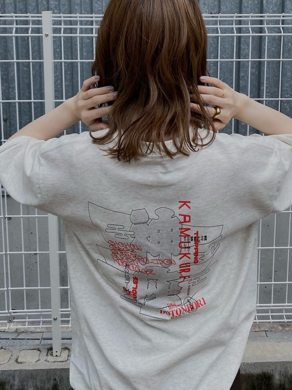 ブラウン系のスカート、ホワイト系のTシャツ/カットソーを着用したレディースの夏コーディネートの5枚目の写真