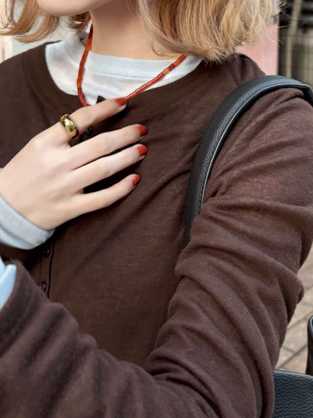 ブラック系のその他シューズ、ブラウン系のTシャツ/カットソー、ブラック系のトートバッグを着用したレディースの秋コーディネートの2枚目の写真