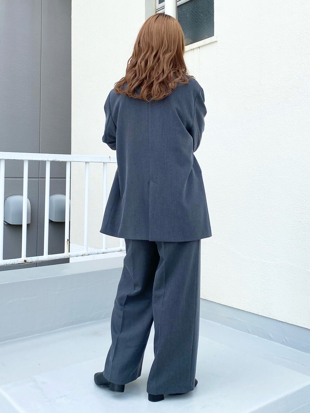 グレー系のその他パンツ、グレー系のその他アウター、ホワイト系のTシャツ/カットソーを着用したレディースの秋コーディネートの2枚目の写真