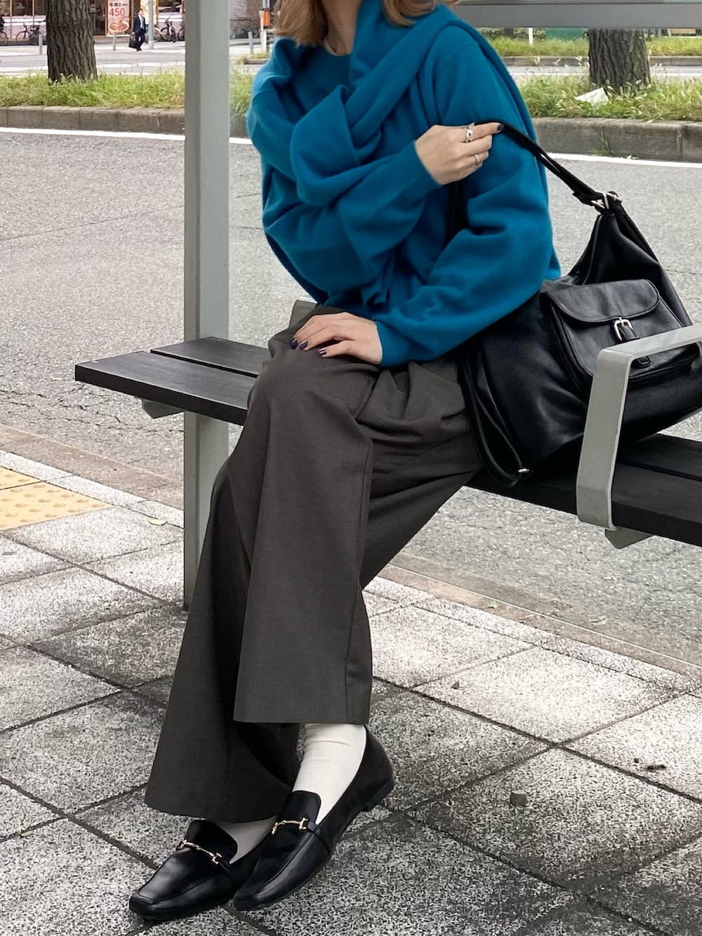 ブルー系のニット/セーター、ブルー系のニット/セーター、グレー系のその他パンツを着用したレディースの冬コーディネートの3枚目の写真